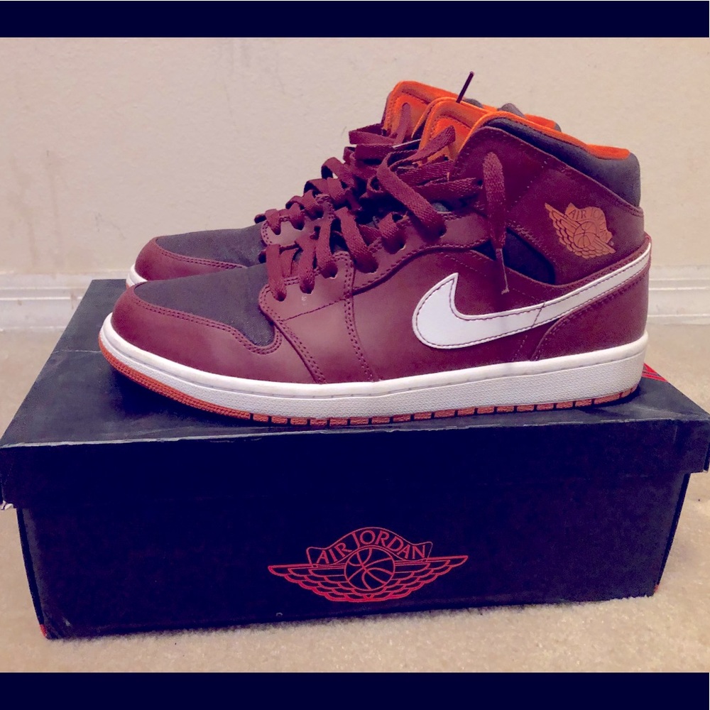 Jordan 1 mid Burgundy Size 10.5